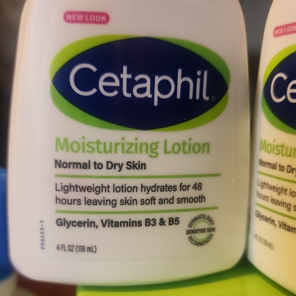Cetaphil Moisturizing Cream - White and Green - Picture 2 of 6